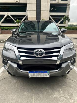 TOYOTA HILUX SW4 2.8 SRX 4X4 7 LUGARES 16V TURBO INTERCOOLER DIESEL 4P AUTOMÁTICO